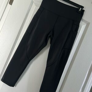 Zyia legging black capri with pockets - LIKE NEW - worn once 6-8